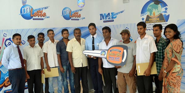 Mahapola-Lotto-officials-handing-over-the-three-wheelers-to-the-drivers