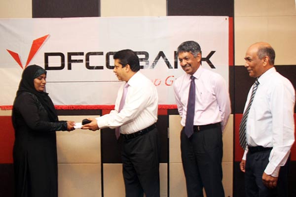 Mr.-Lakshman-Silva-DFCC-Bank-,DCEO-handing-over-the-gift-to-the-winner-along-with-Mr.-Arjun-Fernando–CEO-and-Mr.-Harsha-De-Alwis—Head-of-Remittance-&-Cash-Management