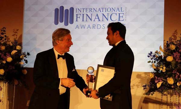 Dr. Hiran Hettiarachchi – Group Chairman, Blue Mountain accepts the award for ‘Best Property Consultant’ at the IFM Awards