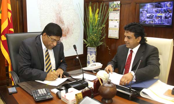 Chairman of CNBC Sri Lanka Representative Office Chandima Udabage with Minister of Finance Ravi Karunanayake