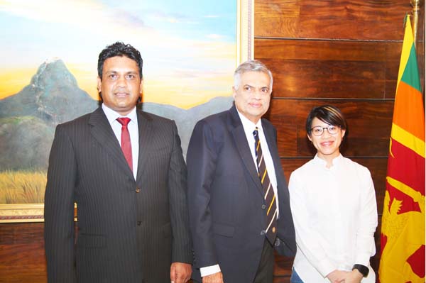 Chairman of Lanka Media Services and CNBC Sri Lanka Representative Chandima Udabage, Prime Minister Ranil Wickremasinghe and Cassandra Wong, Supervising Producer, Content Studio from CNBC Catalyst