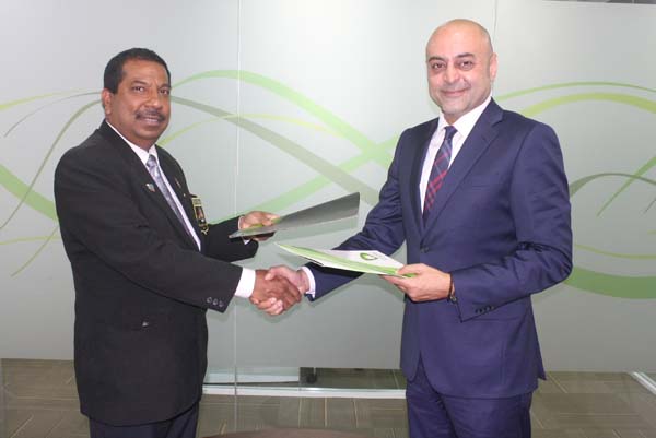 Chief Commercial Officer Yasser Aboul Amayem if Etisalat  and George Jesuthasan The Rotary District Governor for Sri Lanka  at the  signing of the agrrement