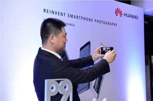 Henry Liu – Country Head Huawei Device Sri Lanka takes a selfie from the recently launched Huawei P9 flagship Smartphone in Sri Lanka