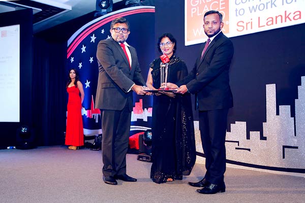 Image-2-Receiving-the-Award-for-the-ŒBEST-COMPANIES-TO-WORK-FOR-IN-SRI-LANKA-2016¹