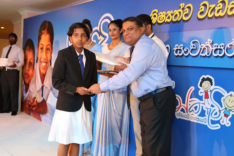 03-Mr.-Mahesh-Nanayakkara,-CEO-Managing-Director,-CDB-presenting-a-scholarship-to-a-winner