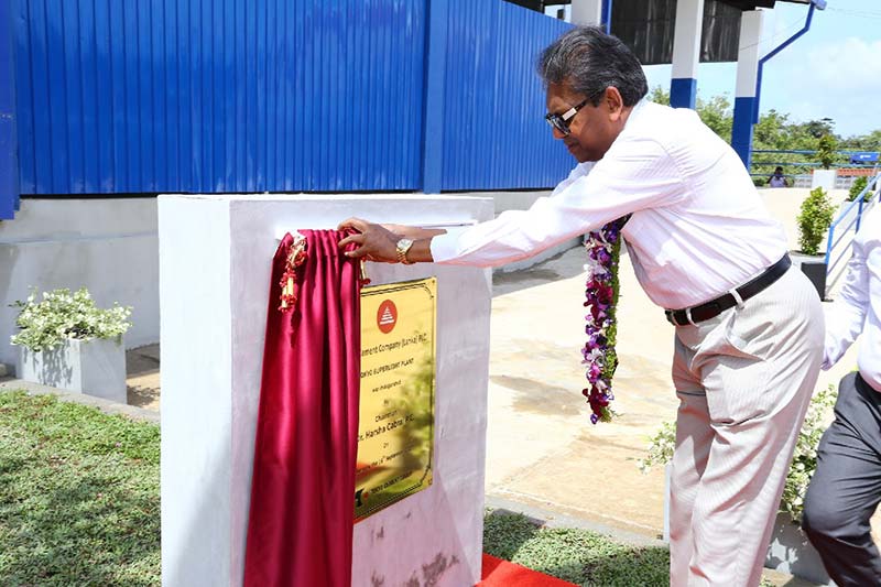 Dr.-Harsha-Cabral-P.C.-unveiling-plaque-at-TOKYO-SUPERLIGHT-Plant-in-Elpitiya