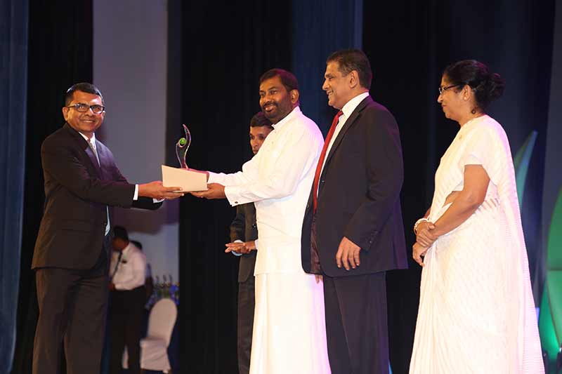 Assistant-General-Manager-(Technical)-Lanka-Walltiles-PLC-Mr.-Nihal-Kumarasinghe-receiving-the-award