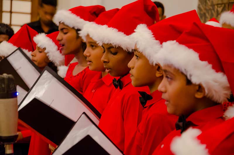 Children-Singing-Christmas-Carols