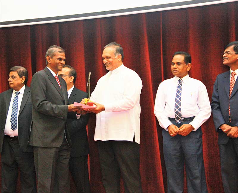 Assistant-General-Manager-(PlantTechnical)-Lanka-Tiles-PLC-Mr.-Patrick-Piyasena-receiving-the-award
