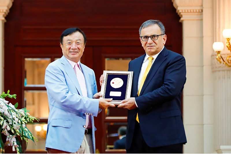 At-the-awards-ceremony,-Huawei-founder-Ren-Zhengfei-presented-a-medal-to-Professor-Arikan