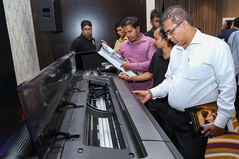 HP-DesignJet-clients-taking-a-look-at-the-new-printer-series