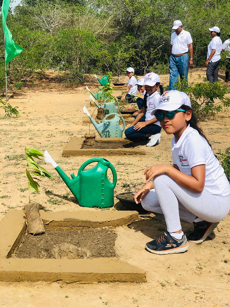Kids-volunteer-to-plant-trees-in-Wilpattu-