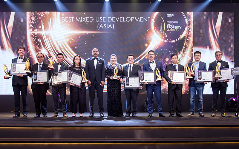 Image-02–APA-Grand-Final-2019—Transworks-Square-Pvt-Ltd-team-(center)-with-the-award-for-the-Best-Mixed-Use-Development-Project-(Asia)—‘The-One’,-among-other-award-nominees-at-the-Asia-Property-Awards-2019