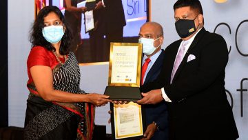 Sheamalee-Wickramasingha-Group-Managing-Director-of-CBL-Group-accepts-the-award-on-behalf-of-CBL.