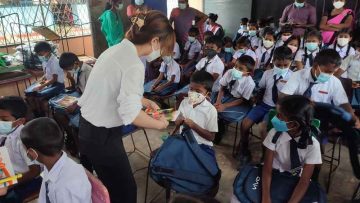 Alison Jin – Director of vivo Sri Lanka, distributes school bags & stationery to the students of Getaheththa Tamil Vidyalaya