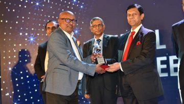2. Chairman & Managing Director of DIMO Mr. Ranjith Pandithage receiving the Platinum Award