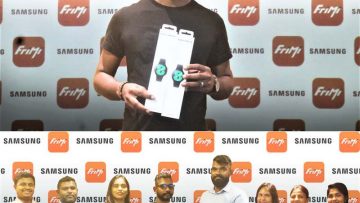 Officials-from-FriMi-and-Samsung-Sri-Lanka-handing-over-the-Galaxy-Watch4-Devices-to-the-winner