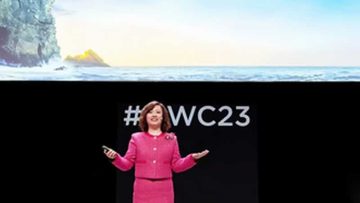 Jacqueline-Shi-delivers-the-Huawei-Cloud-keynote
