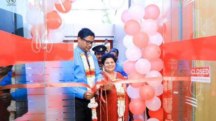 Thushan-Amarasuriya-Director-CEO-and-Chandrika-Alwis-Consultant-to-Chairman-on-Gold-Loans-at-the-opening-of-the-Nelliady-Branch