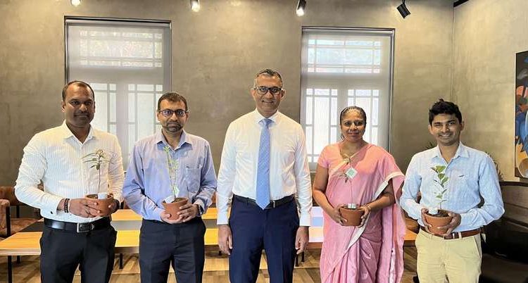Nations-Trust-Bank-CEO-Hemantha-Gunetilleke-together-with-the-Banks-digital-banking-customers-who-received-recognition-as-the-top-four-Eco-Champ