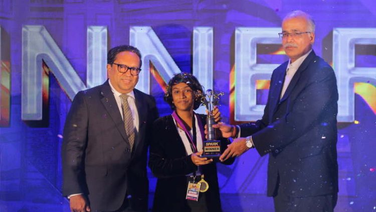 Winner-of-the-SPARK-Youth-Entrepreneurship-Competition-2023-Mihindi-Minupama-Bandara-receiving-her-Award-from-ILO-and-CCC-representatives