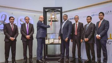 Podium-Participants-Ring-the-bell-for-financial-literacy